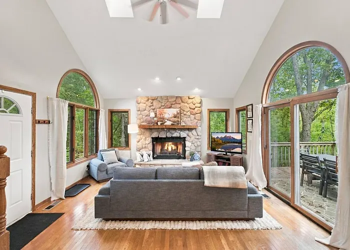 Hot Tub, Movie Room, 3 King Suites, 2 Fireplaces * Galena