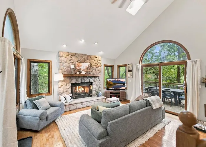 Hot Tub, Movie Room, 3 King Suites, 2 Fireplaces Galena