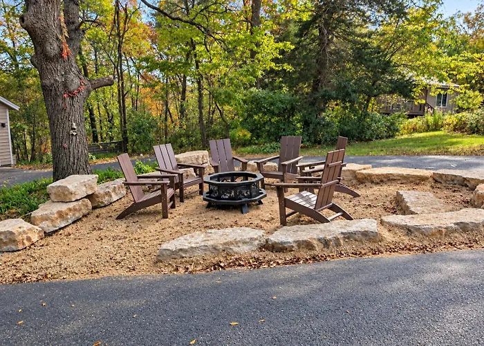 Hot Tub, Movie Room, 3 King Suites, 2 Fireplaces *
