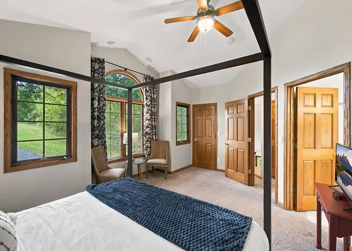 Hot Tub, Movie Room, 3 King Suites, 2 Fireplaces Galena