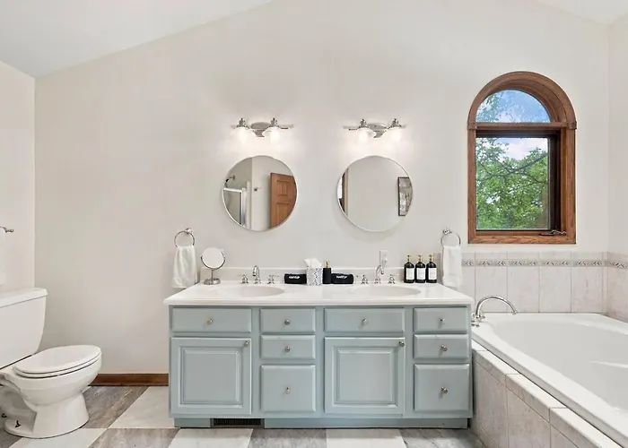 Hot Tub, Movie Room, 3 King Suites, 2 Fireplaces Ferienhaus Galena