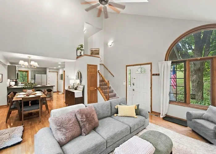 Hot Tub, Movie Room, 3 King Suites, 2 Fireplaces Galena