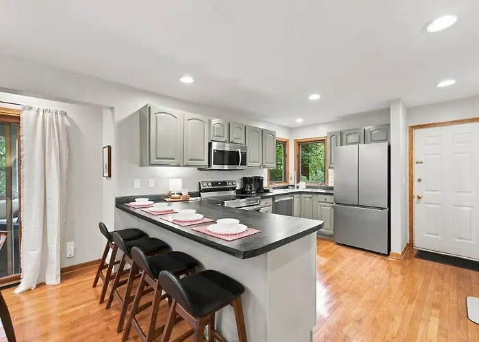 Hot Tub, Movie Room, 3 King Suites, 2 Fireplaces * Galena