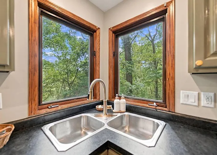 Hot Tub, Movie Room, 3 King Suites, 2 Fireplaces Ferienhaus