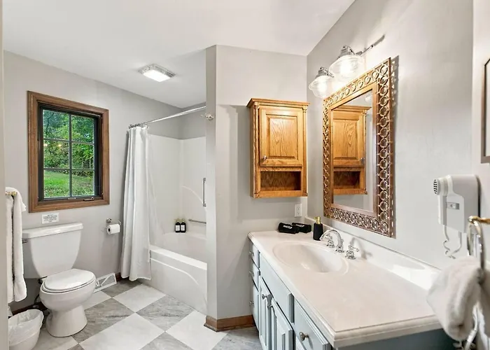Hot Tub, Movie Room, 3 King Suites, 2 Fireplaces Ferienhaus