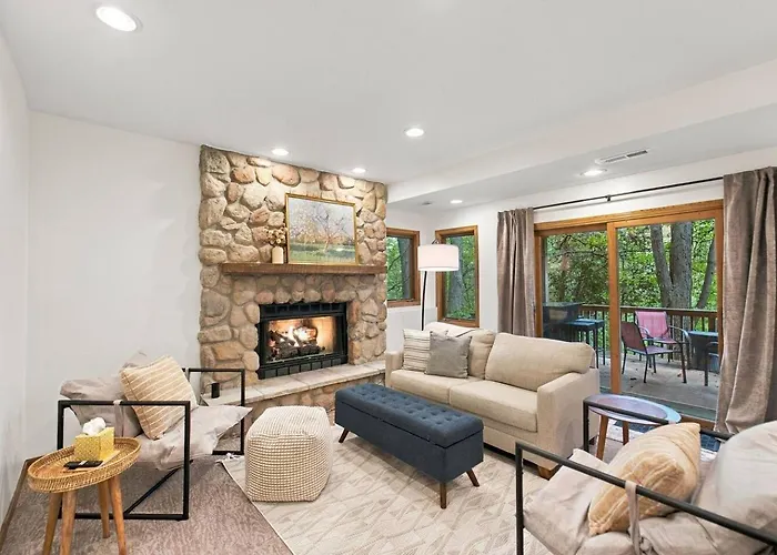 Hot Tub, Movie Room, 3 King Suites, 2 Fireplaces *