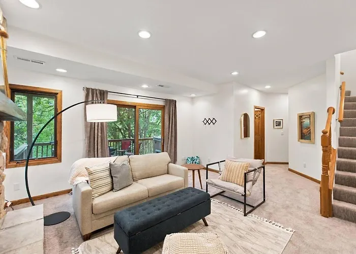 Hot Tub, Movie Room, 3 King Suites, 2 Fireplaces * Galena