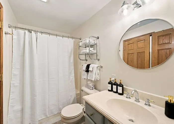 Hot Tub, Movie Room, 3 King Suites, 2 Fireplaces *