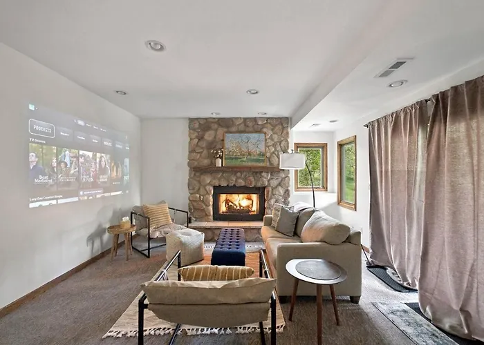 Hot Tub, Movie Room, 3 King Suites, 2 Fireplaces *