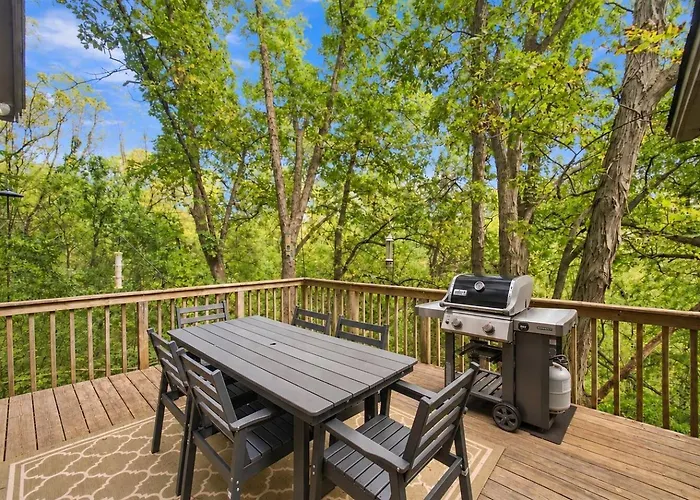 Hot Tub, Movie Room, 3 King Suites, 2 Fireplaces Galena