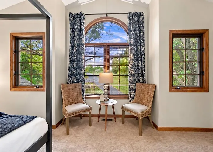 Hot Tub, Movie Room, 3 King Suites, 2 Fireplaces Galena