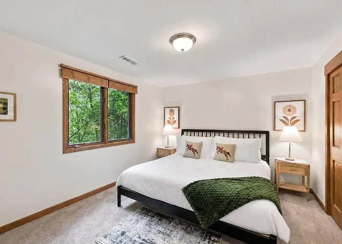 Hot Tub, Movie Room, 3 King Suites, 2 Fireplaces *
