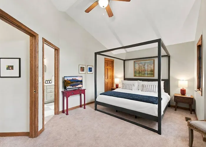 Hot Tub, Movie Room, 3 King Suites, 2 Fireplaces